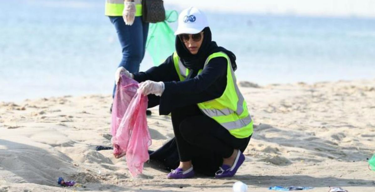 متطوعات على شاطئ نصف القمر يجمعن النفايات