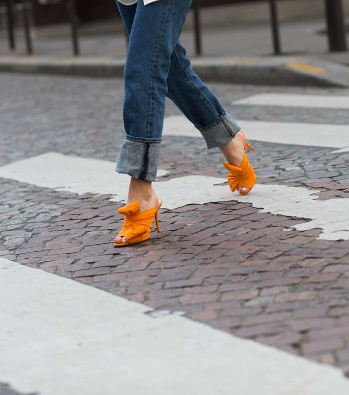 موضة الجينز المثني على الكاحل مع حذاء المول من No 21 من شوارع باريس