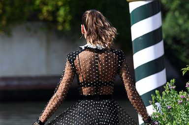 ايزابيل غولار ترتدي فستانا شفافا لدى وصولها الى مهرجان البندقية السينمائي