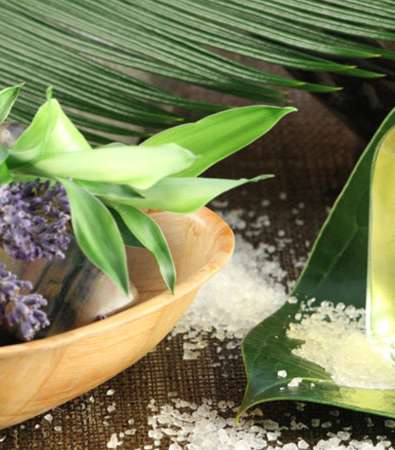 زيت الخروع  لا يعتني فقط بالشعر، بل إنّ غناه بالأحماض الدهنية يجعله مرّطب مثالي للبشرة