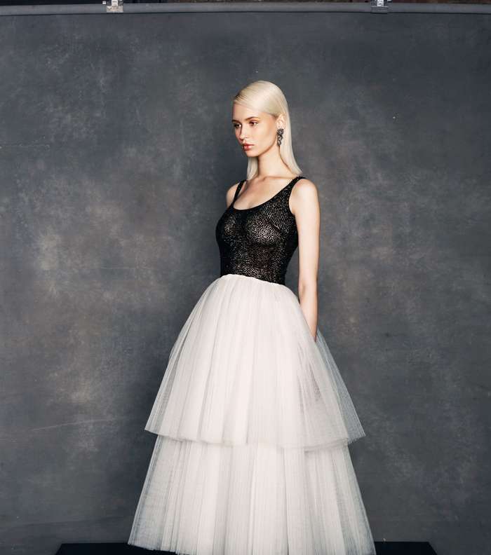 فستان بتنورة بطبقات من التول وبطول متوسط مع الترتر على الصدر من نعيم خان