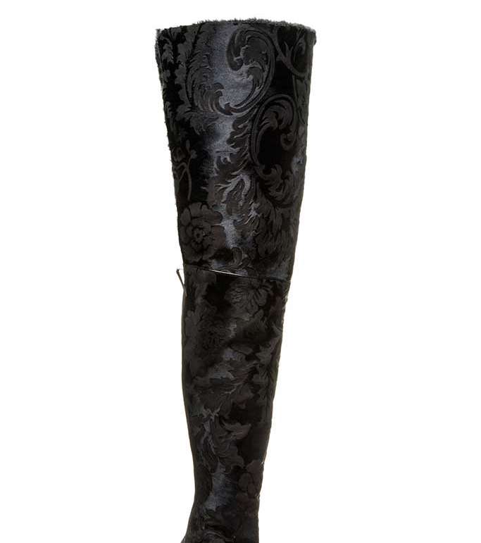 حذاء طويل الساق بنقشة الباروك باسم Dominique من تصميم ريهانا لصالح علامة مانول بلانيك