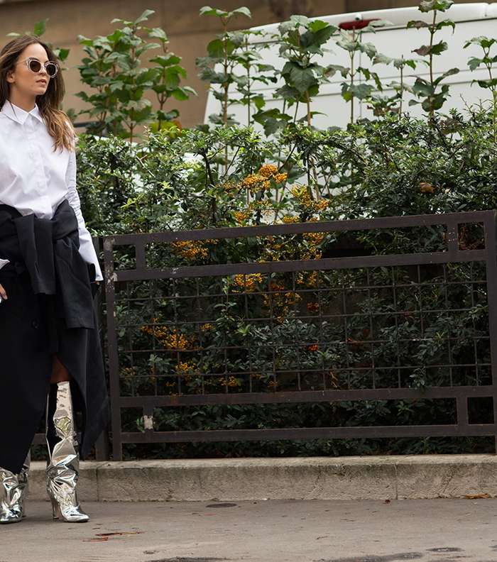 جزمة باللون الفضي الميتاليكي في شوارع باريس خلال اسبوع الموضة