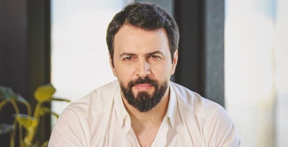 شقيق تيم حسن يتفوق عليه بوسامته وجاذبيته