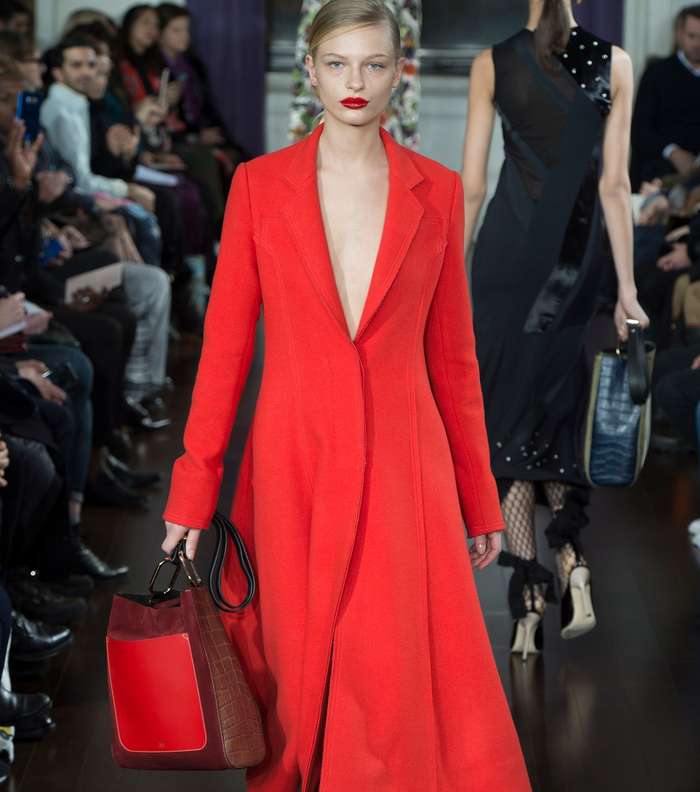 الفستان الاحمر باسلوب البلايزر من Jason Wu لشتاء 2018