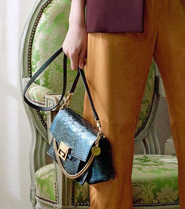 الحقيبة الكلاسيكية مع البكلة التي تعكس شعار جيفنشي الكلاسيكي من مجموعة ما قبل خريف 2018