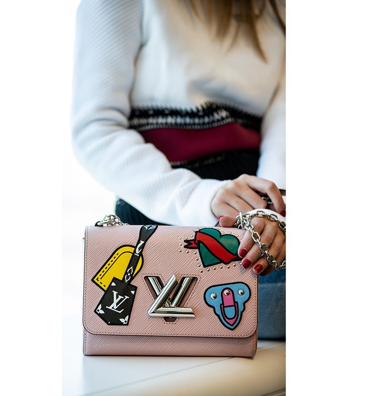 حقيبة وردية من تصميم لويس فويتون