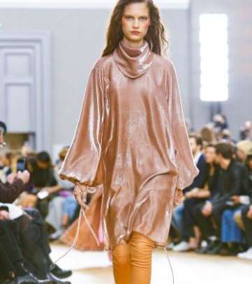 اطلالة بموضة الأقمشة اللماعة من توقيع علامة Nina Ricci
