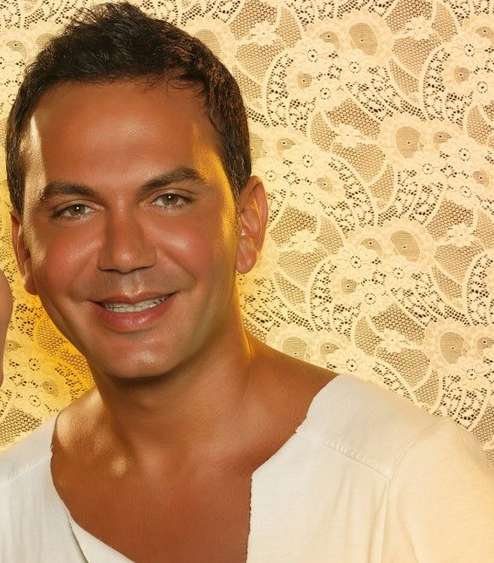 أحمد قبيسي وماكياج مشع بالبرتقالي والذهبي