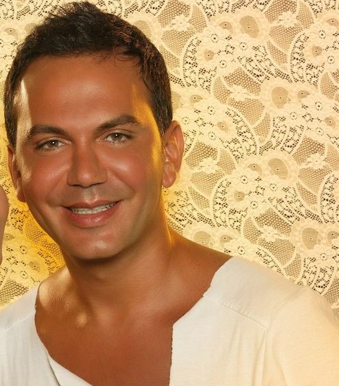 أحمد قبيسي وماكياج مشع بالبرتقالي والذهبي