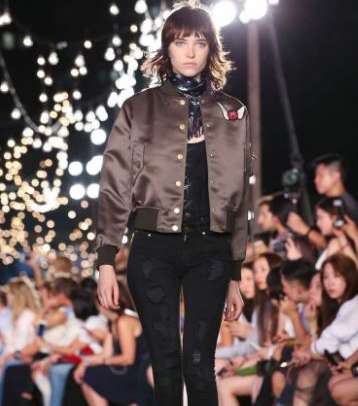 موضة السترة الرياضية Bomber Jacket من تومي هيلفيغر
