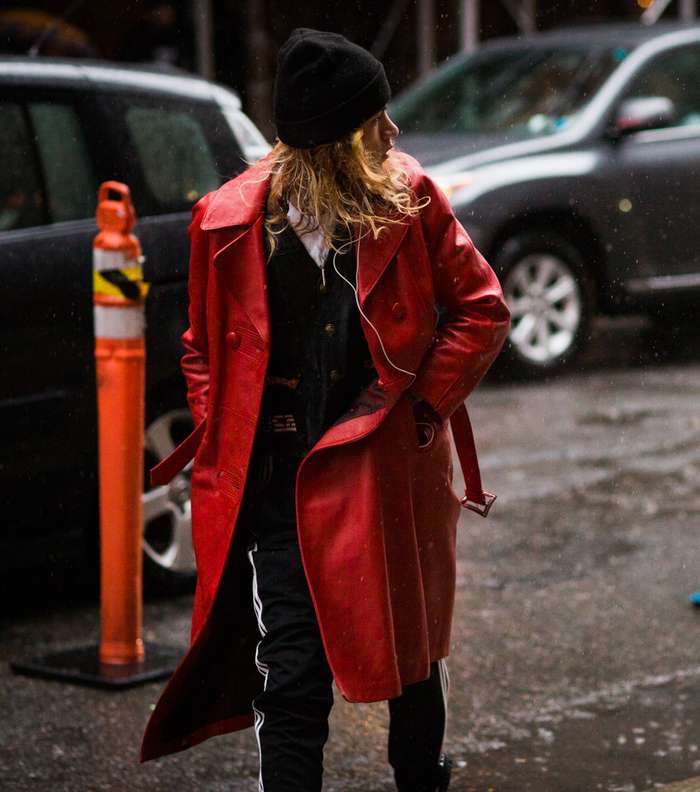 موضة معطف الـ Trench Coat بالجلد اللماع واللون الاحمر من شوارع نيويورك