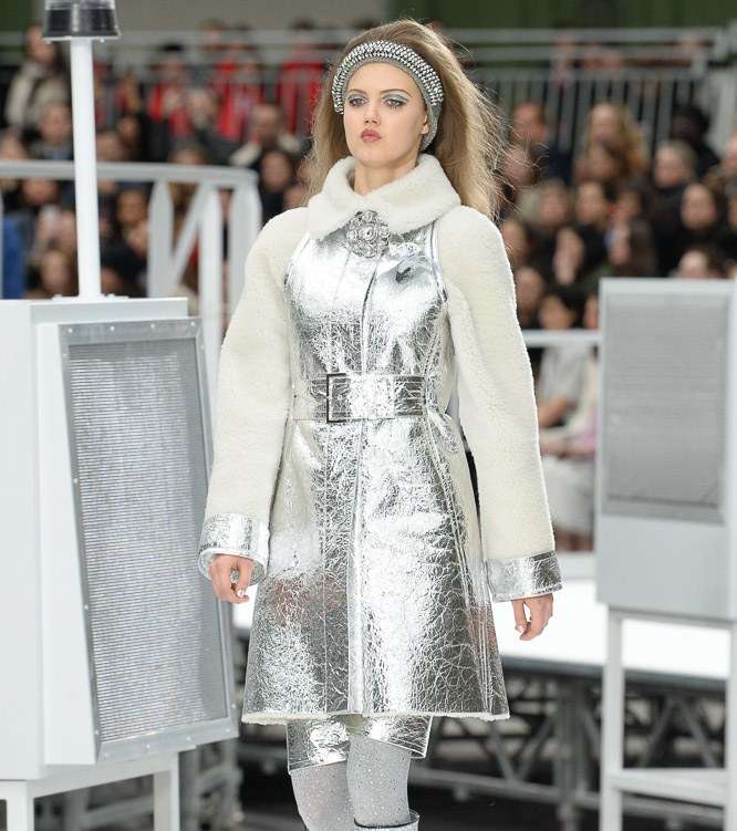 المعطف الميتاليكي فوق الشورت الميتاليكي من CHANEL لشتاء 2018