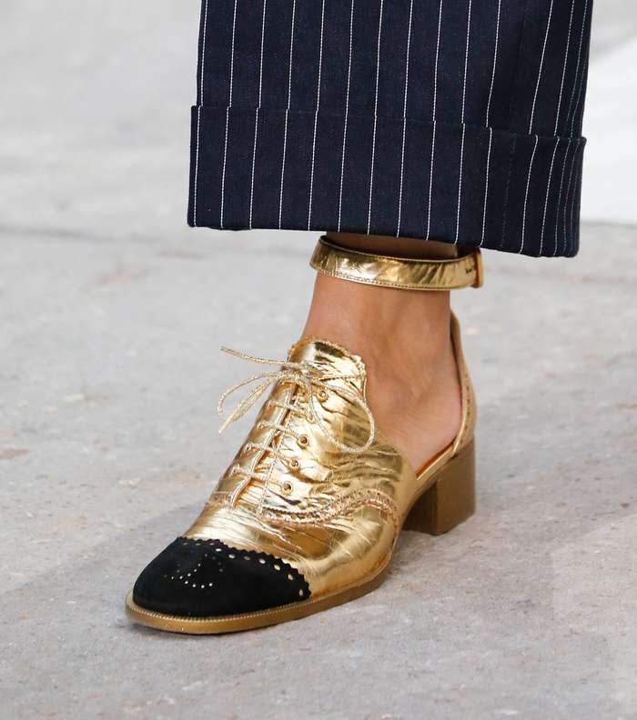 من صيحات الموضة لصيف 2015، حذاء الـ Brogue باللون الذهبي