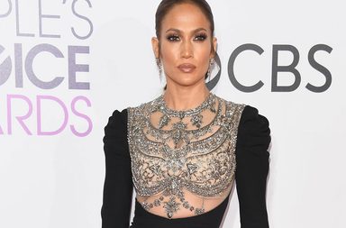 بالصور: فستان جنيفر لوبيز يتمزق ويعرضها للاحراج في حفل People Choice Awards!