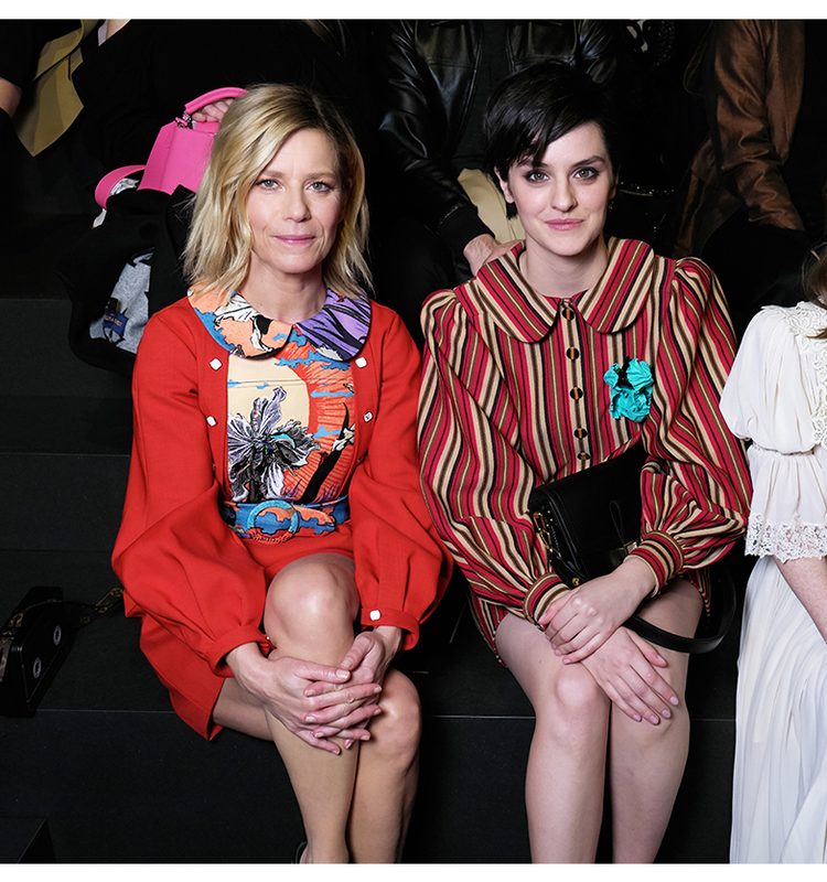 STACY MARTIN وSAMARA WEAVING وANGELICA ROSS وCODY FER في عرض لويس فويتون