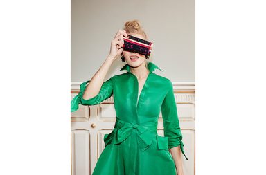 تعرفي على حقيبة METROPOLITAN INSIGNIA CLUTCH الجديدة من Carolina Herrera