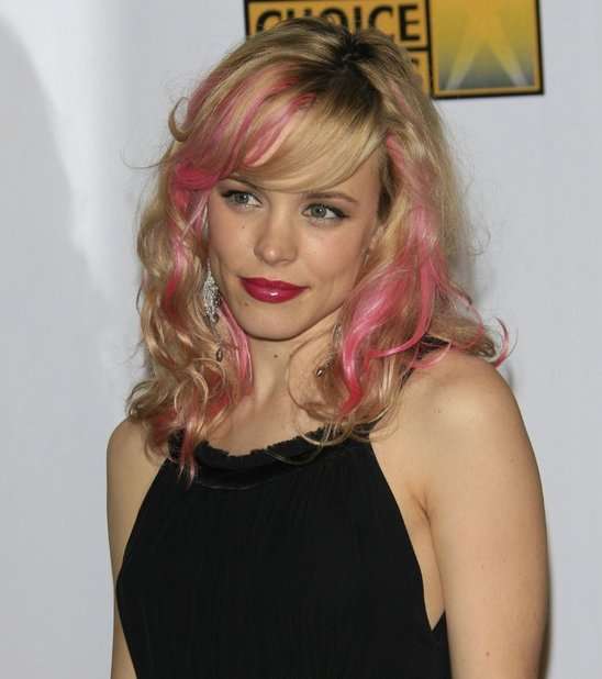 Rachel Mcadams تخصّل شعرها باللون الزهري
