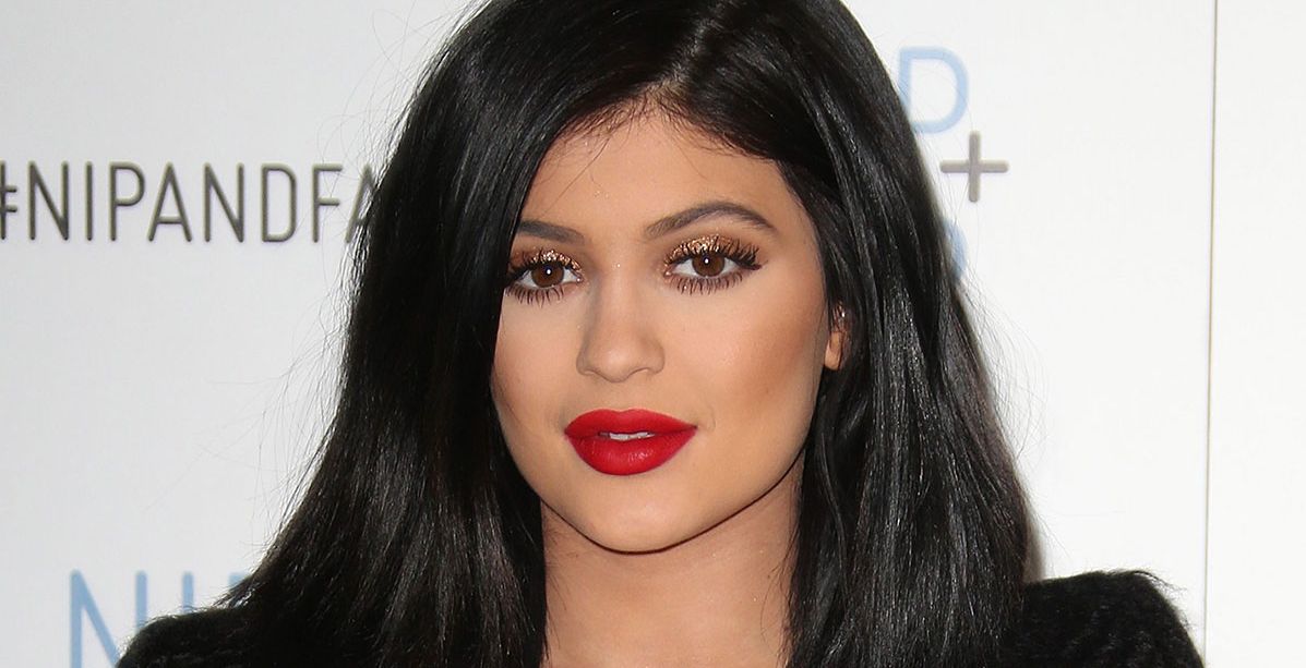 حيلة ماسكارا غريبة تعتمدها كايلي جينر لتحصل على رموش كثيفة!