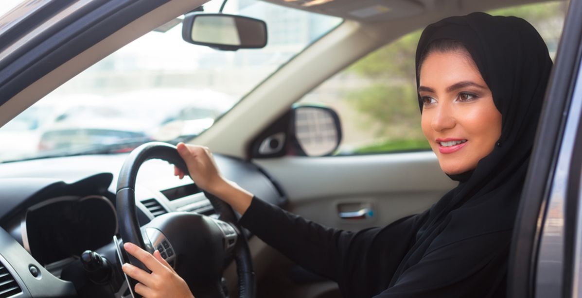 بالفيديو امرأة تقود سيارتها في السعودية وتتحدى الحظر