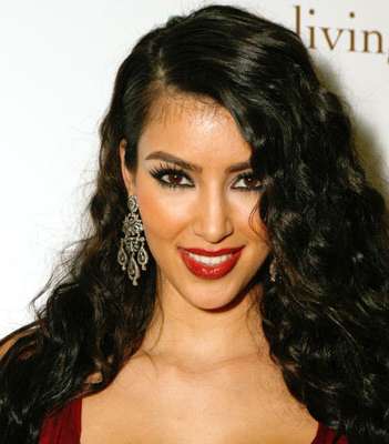 كيم بالشعر المجعّد