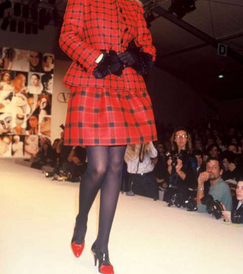 كلوديا شيفير بموضة الاقمشة المقطعة خلال عرض فالينتينو سنة 1991