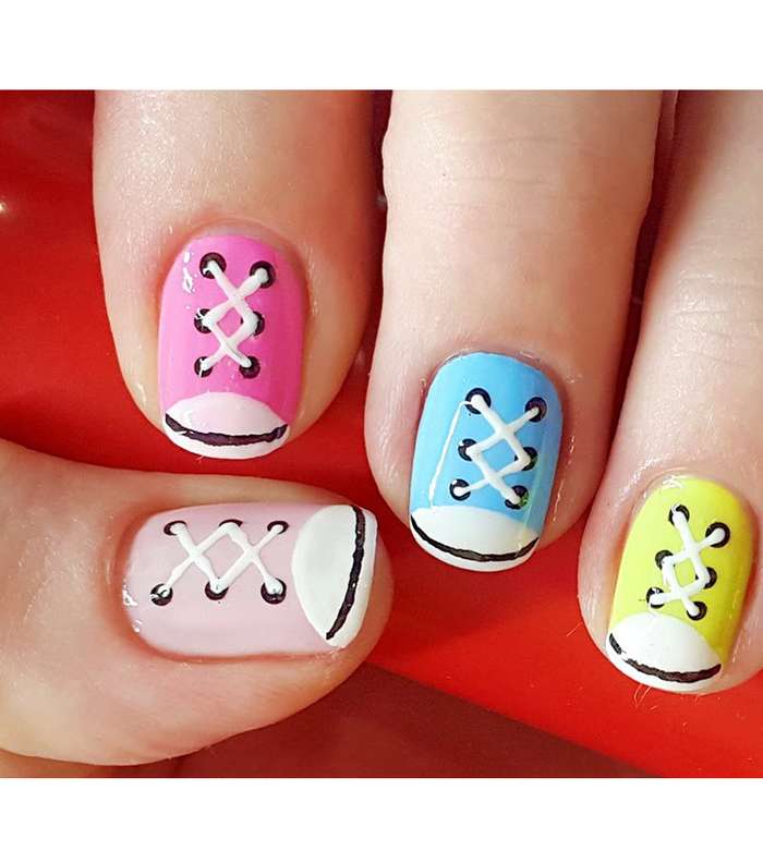 رسم على الاظافر