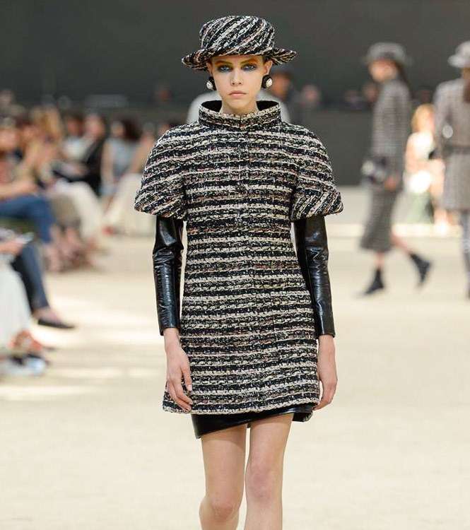 الفستان التويدي مع الجلد تحته واكمام جلدية من CHANEL