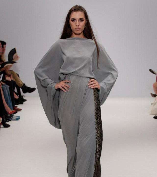 عباءة رمادية اللون محددة الخصر