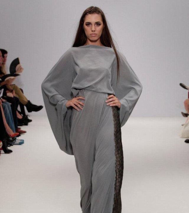 عباءة رمادية اللون محددة الخصر