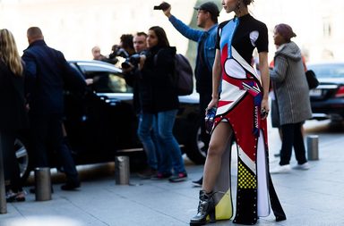 اطلالة من توقيع علامة Louis Vuitton في شوارع باريس