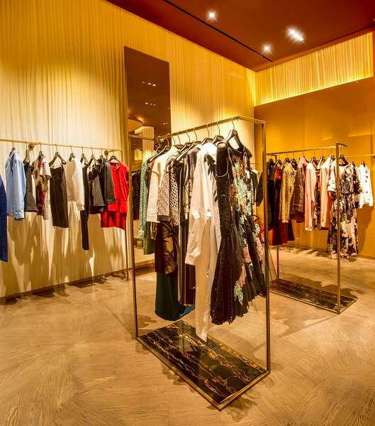 صور أحدث مجموعات الأزياء المعروضة في Etoile La Boutique