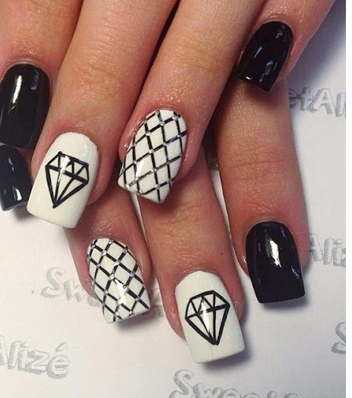 رسم على الاظافر