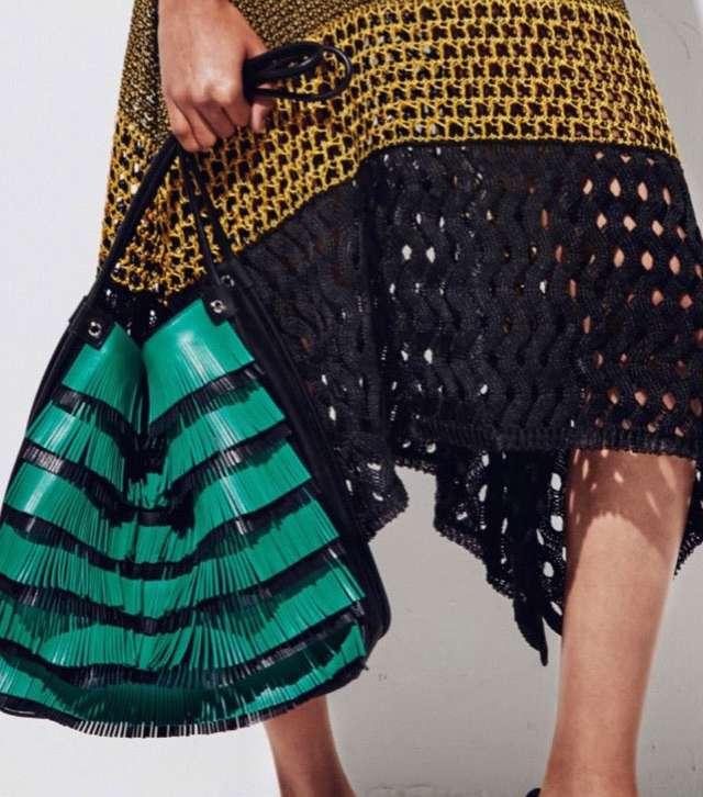 حقيبة Proenza Schouler باسلوب الـ Bucket الملونة والمزينة بالشراريب