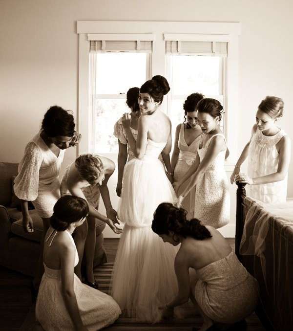خلال إرتداء ثوب الزفاف مع أقرب الصديقات