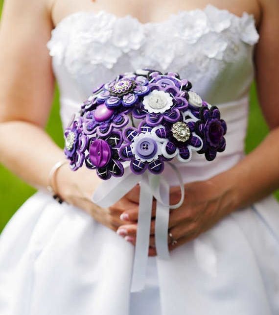 مسكة عروس بالأزرار على شكل أزهار