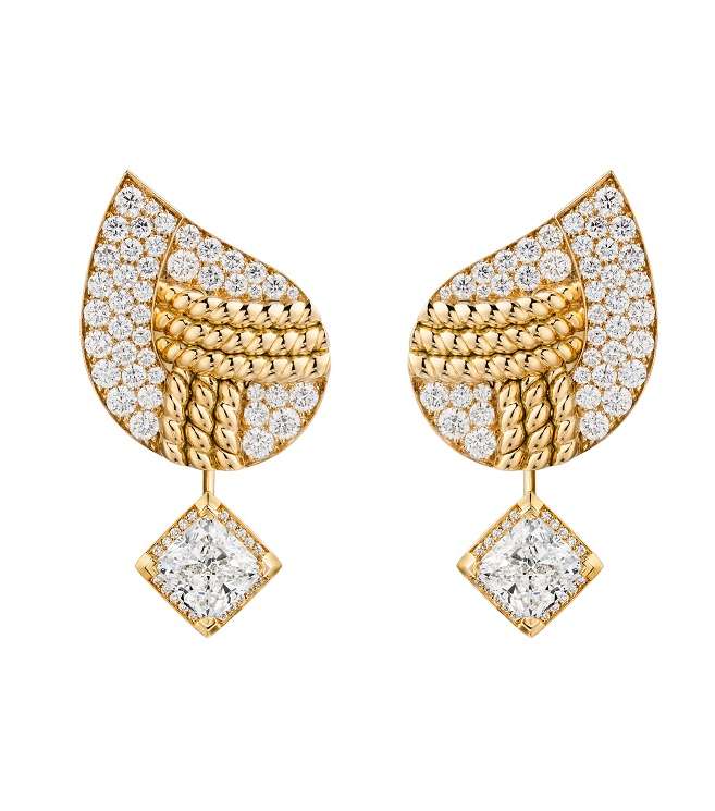 اقراط رائعة من الماس والذهب الابيض والاصفر من CHANEL من مجموعة Flying Cloud
