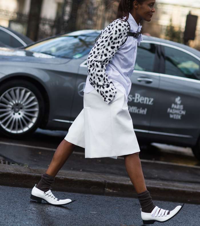 موضة الجوارب مع الحذاء من الشوارع الباريسية أثناء اليوم الأول من أسبوع الموضة