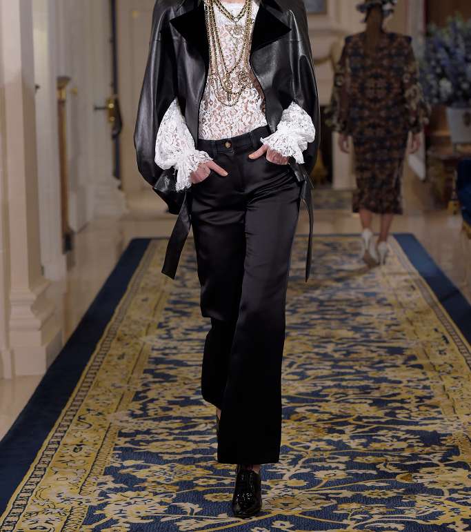 السترة الجلدية بالاكمام المفتوحة من مجموعة CHANEL Metiers d'art 2017