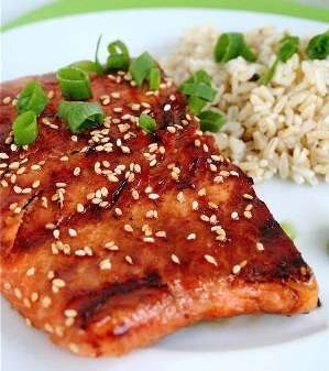 سمك السلمون الغني بالأوميغا 3 يساعد على تخفيف التهابات الجلد، وإنتاج الكيراتين، مما يجعله منجم منافع للعناية بالشعر والأظافر والبشرة. 