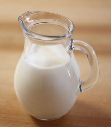 الحليب لتنظيف البشرة ولإزالة عنها الكلف 