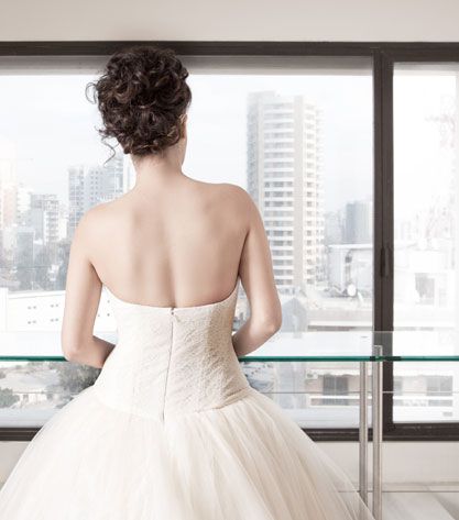 لتتألقي يوم زفافك، اختاري فستانك من تصميم ريم عكرا