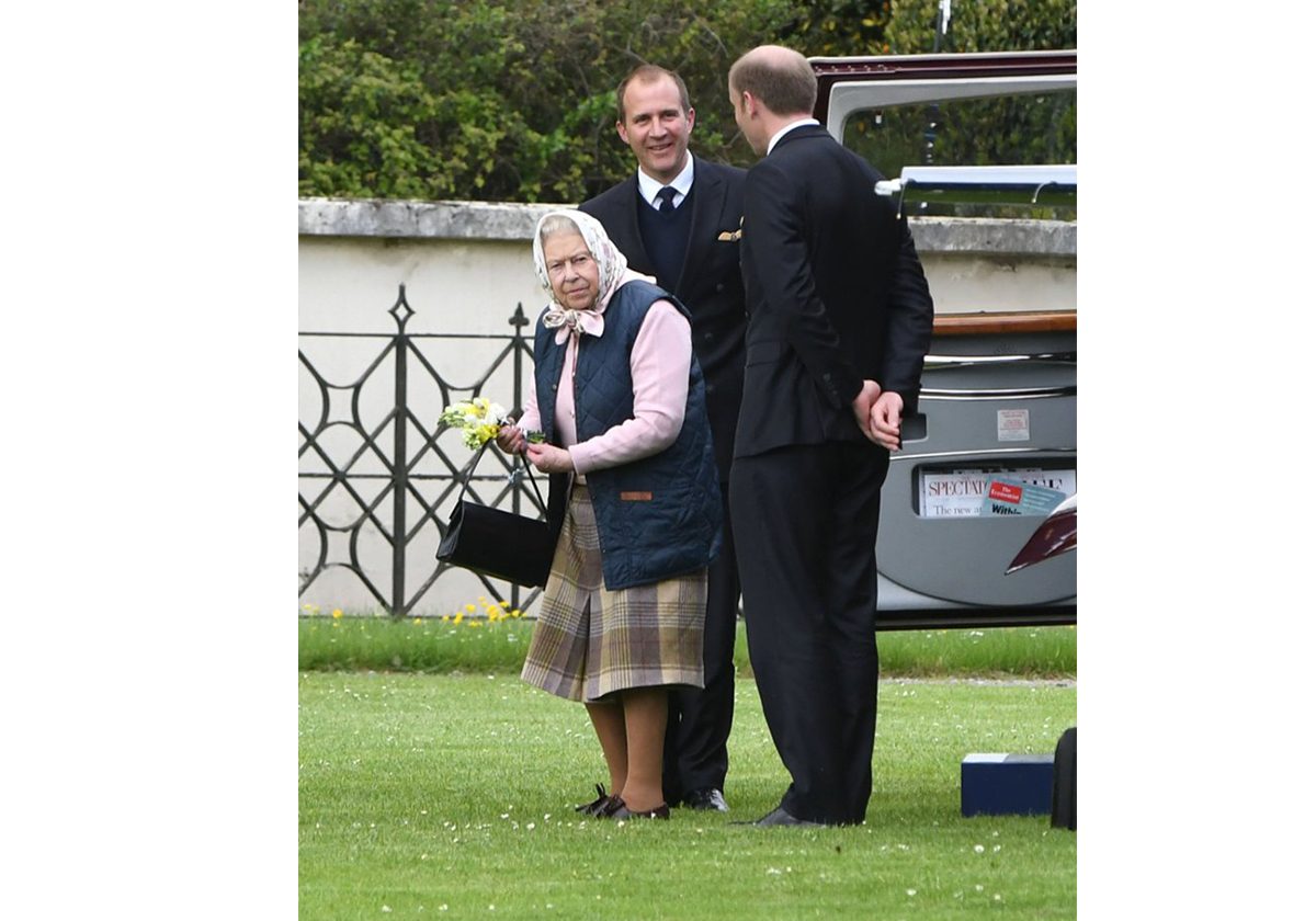 الملكة إليزابيث تخسر أناقتها المعهودة وتبدو عجوزاً عادية في زيارتها الى الأمير لويس