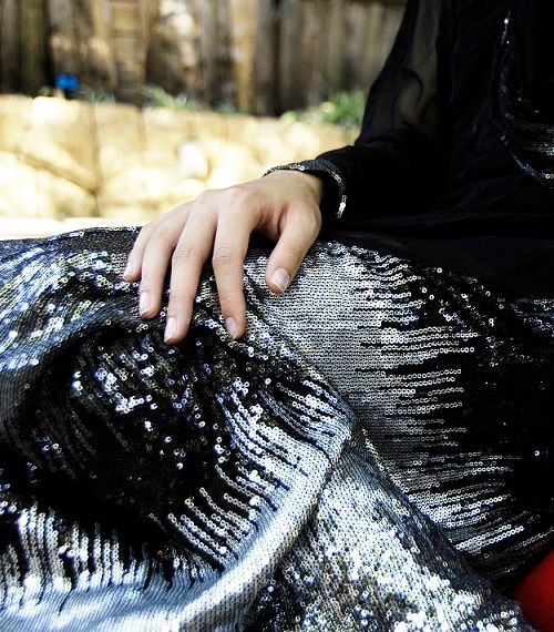 لسهراتك الرمضانيّة، اختاري عباءتك بالباييت من تصميم سميّة السويدي