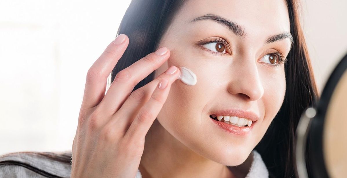 خطوات تجميل تظنينها صحيحة إلا أنها تضر بشرتك الدهنية