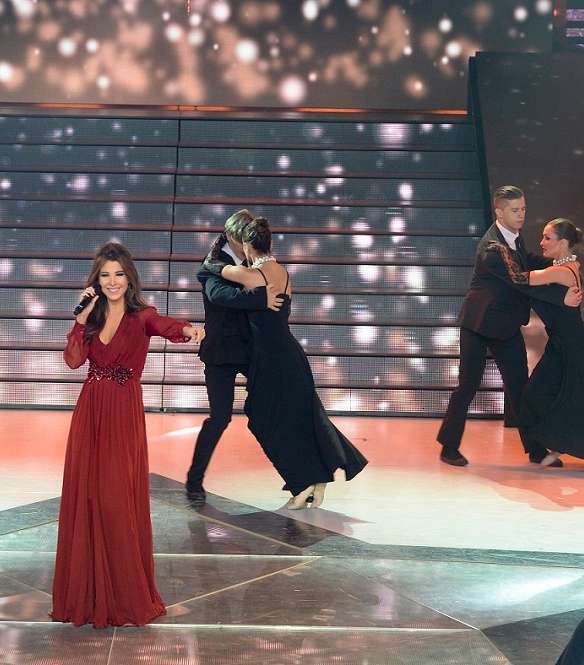 نانسي عجرم ترتدي فستانًا أنيقًا بلونه النبيذي من Gucci لخريف وشتاء 2013