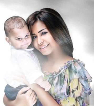 شيرين عبد الوهاب تلتقط صورة تذكارية مع إبنتها مريم