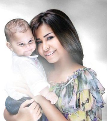 شيرين عبد الوهاب تلتقط صورة تذكارية مع إبنتها مريم