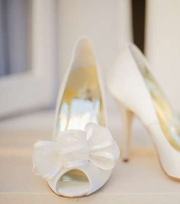 الورود على الأحذية في زفاف صيف 2014 
