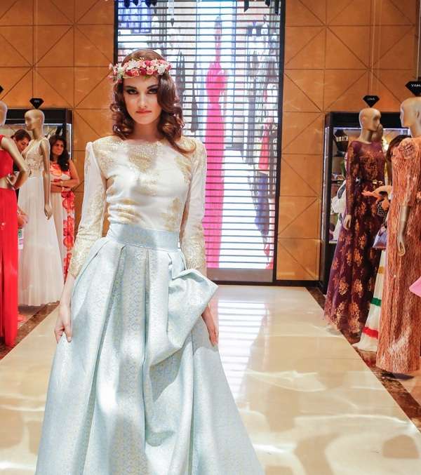 الفساتين وأكسسوارات الشعر المميزة في ستوديو 8
